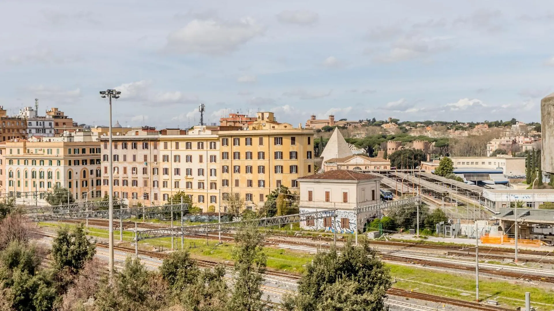 Domus Urbe Piramide Apartment Rome